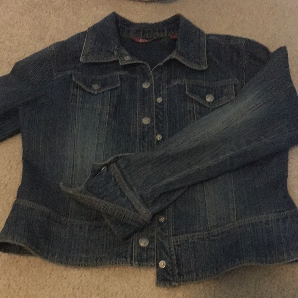Denim jacket. Slightly flared waist.